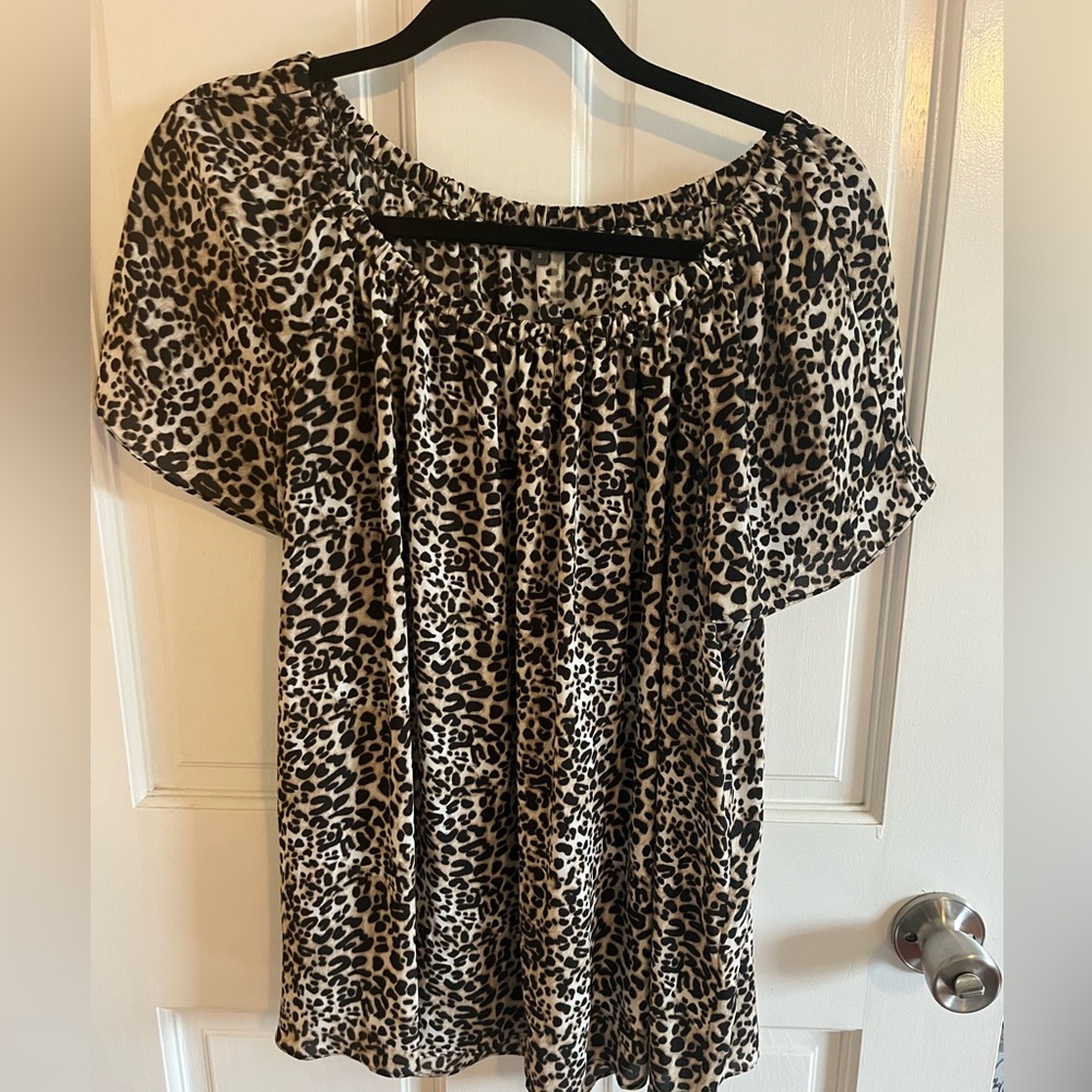 Vince Camuto size S leopard print blouse